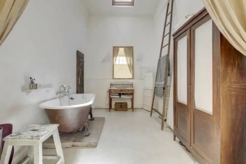 На днях, на продажу выставили потрясающий дом в самом центре Парижа за 4 500 000\u20AC. 03