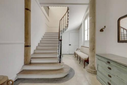 На днях, на продажу выставили потрясающий дом в самом центре Парижа за 4 500 000\u20AC. 04