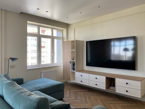 Фотоистория о том, как пустая бетонная коробка превращается в уютную квартиру. 08