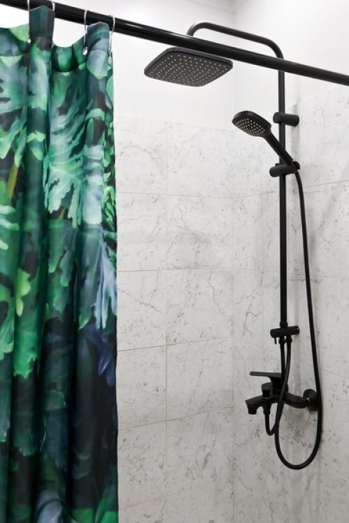 Как удачно подобрана шторка в ванную. 01