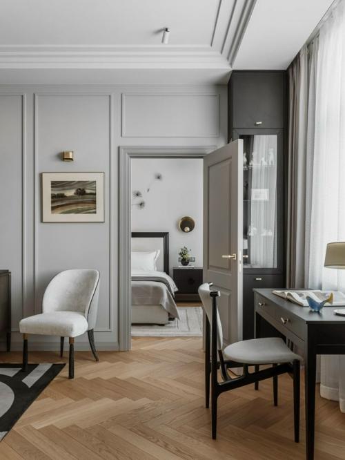 Квартира в доме рядом с МГУ получила новое звучание благодаря спокойной палитре дымчатых оттенков и продуманной планировке. 04