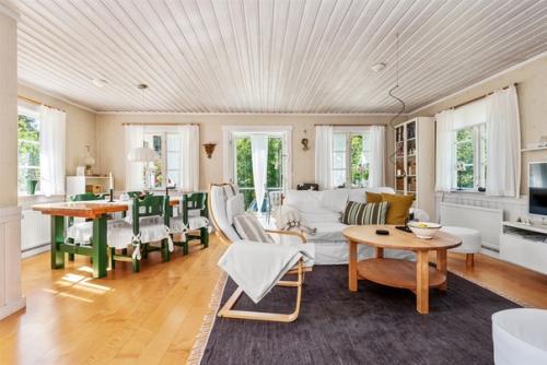 Небольшой загородный домик в традиционном для швеции красном цвете. 02