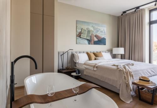 Дизайнеры Анастасия Рыкова и Анна Денисова создали спокойный интерьер на все времена, в котором традиционные решения приняли неожиданное прочтение. 04