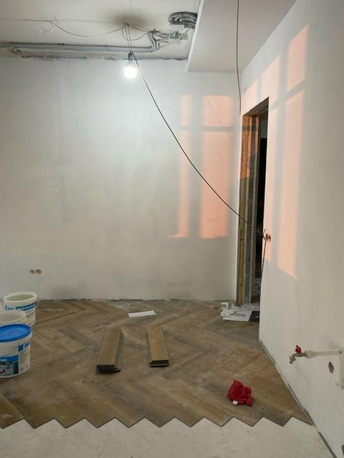 Фотоистория о том, как пустая бетонная коробка превращается в уютную квартиру. 05