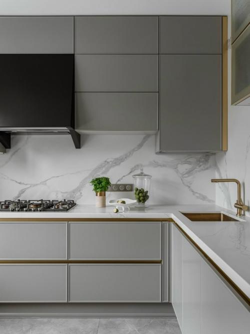 Квартира в доме рядом с МГУ получила новое звучание благодаря спокойной палитре дымчатых оттенков и продуманной планировке. 02