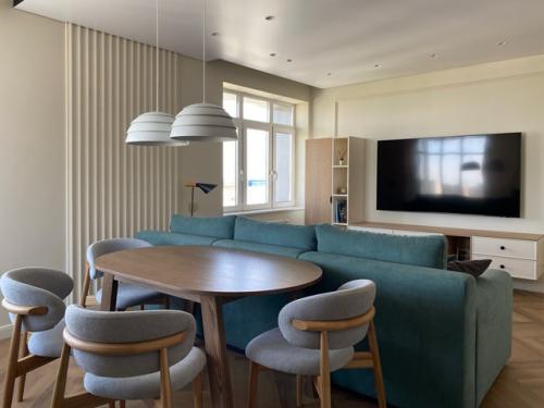 Фотоистория о том, как пустая бетонная коробка превращается в уютную квартиру. 09