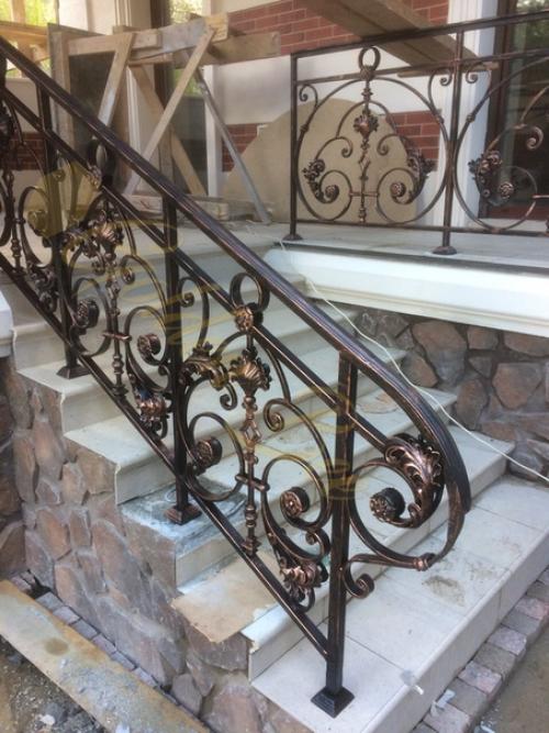 Славяне всегда славились своими кузнецами, однако для украшения дома ковка использовалась редко. 01