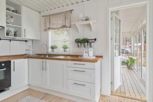 Очаровательный шведский домик, расположенный на берегу живописного озера. 03