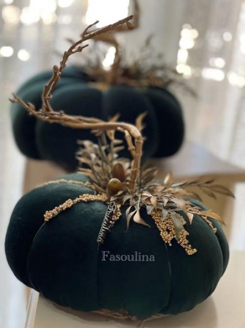 Дизайнеры интерьеров предлагают отойти от устоявшегося мнения и сделать своими руками интересный вариант тыквы из бархата. 09
