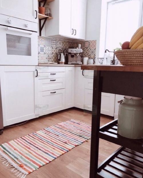 Белые оттенки на кухне - классика жанра, которая всегда актуальна. 01