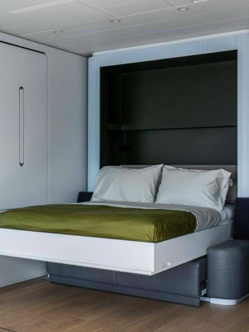 Эти яркие апартаменты расположены прямо на борту круизного лайнера и вдохновлены эстетикой морских судов середины XX века. 06