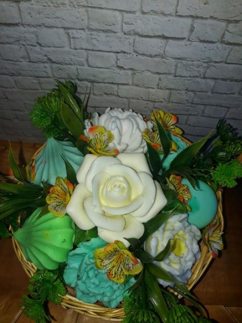 Ароматный букет цветов в коробке, корзинке или кашпо - прекрасный подарок на любое торжество. 04