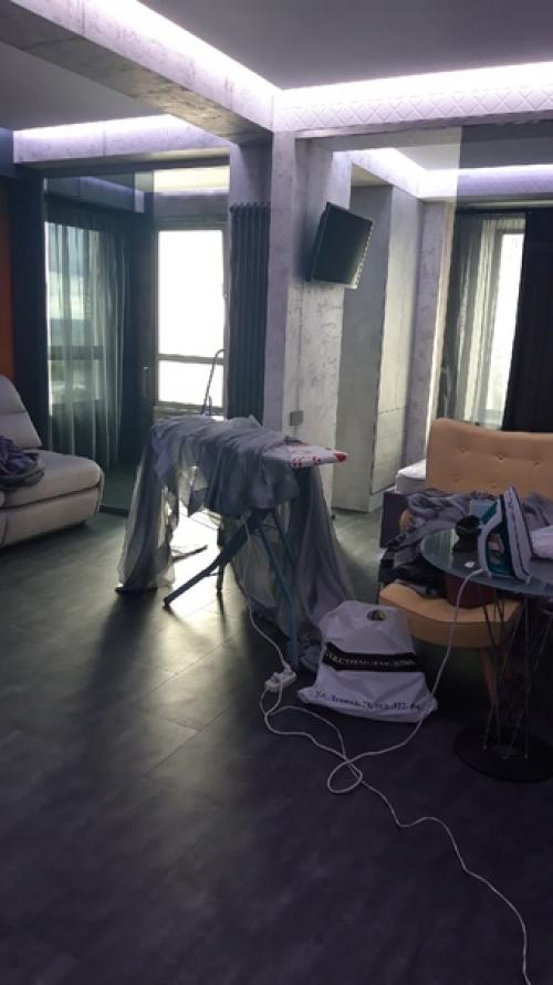 Маша и медведь нереально красивый барельеф в холле квартиры - студии. 06