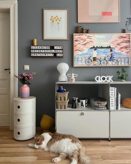 Линда снимает квартиру и далеко не все может поменять, серые стены она умудряется оживлять ее ярким декором. 01