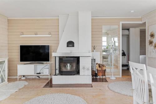 Очаровательный шведский домик, расположенный на берегу живописного озера. 05