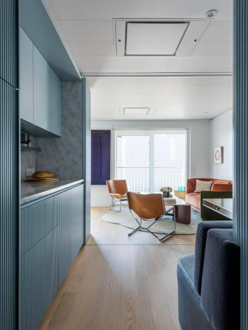 Эти яркие апартаменты расположены прямо на борту круизного лайнера и вдохновлены эстетикой морских судов середины XX века. 04