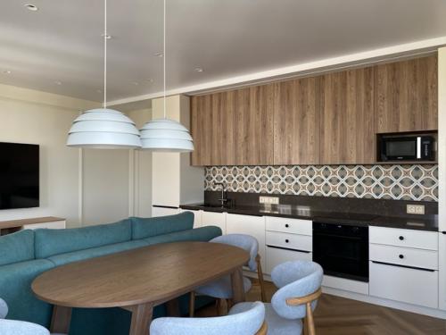 Фотоистория о том, как пустая бетонная коробка превращается в уютную квартиру. 07