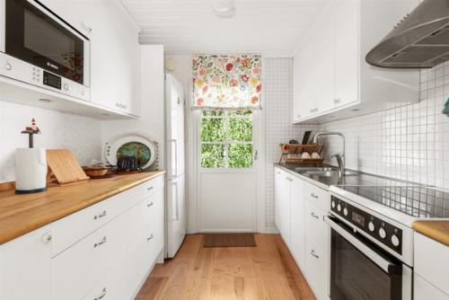 Небольшой загородный домик в традиционном для швеции красном цвете. 05