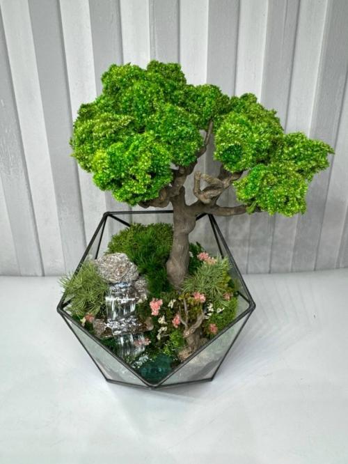 Композиция с имитацией водоема, деревом из стабилизированных растений.