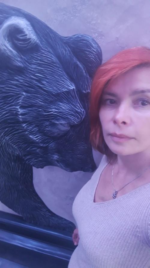 Маша и медведь нереально красивый барельеф в холле квартиры - студии. 01