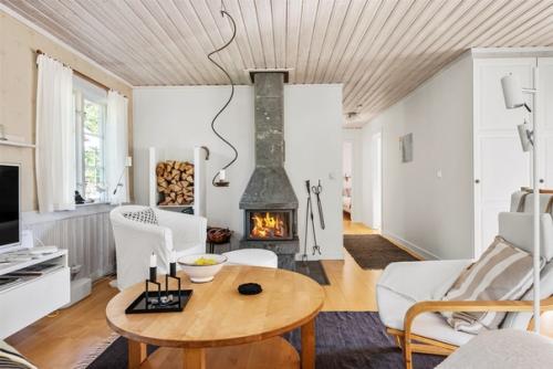 Небольшой загородный домик в традиционном для швеции красном цвете. 04