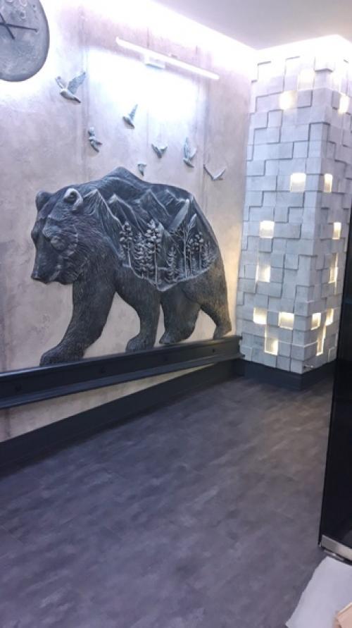 Маша и медведь нереально красивый барельеф в холле квартиры - студии. 04