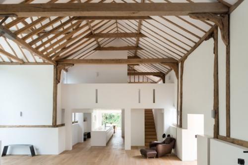 Когда-то амбары использовались исключительно для скота и хранения вещей, но в конце XX века их начали массово перестраивать под жилые дома. 03