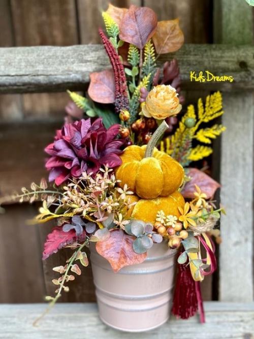 Дизайнеры интерьеров предлагают отойти от устоявшегося мнения и сделать своими руками интересный вариант тыквы из бархата. 03