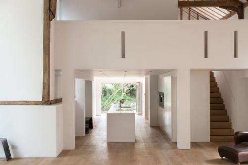 Когда-то амбары использовались исключительно для скота и хранения вещей, но в конце XX века их начали массово перестраивать под жилые дома. 05