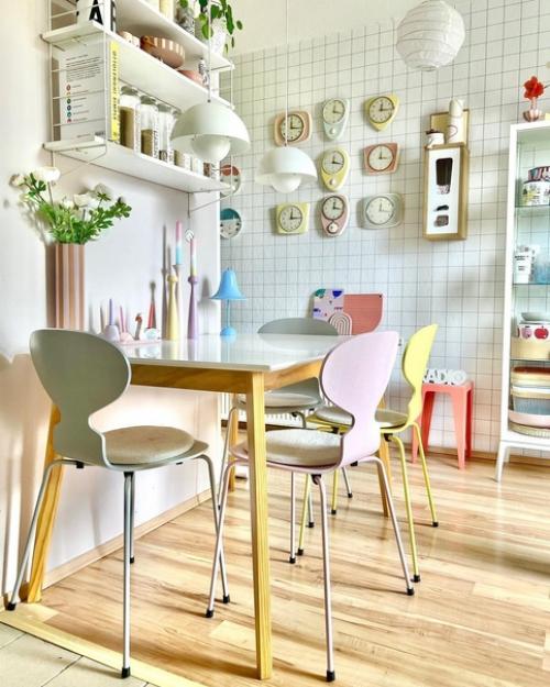 Линда снимает квартиру и далеко не все может поменять, серые стены она умудряется оживлять ее ярким декором. 03