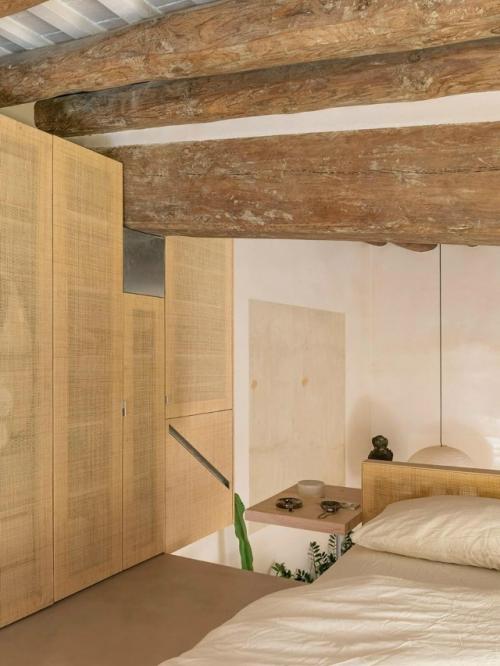 Старая квартира в Барселоне обрела новую жизнь в духе философии ваби - саби, где ценится красота несовершенного. 05