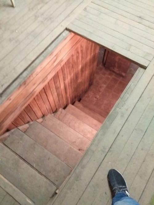 Мужчина купил себе гараж в не очень хорошем состоянии и задался целью сделать там интерьер как в классной квартирке! 01