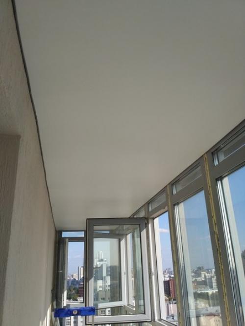 Сегодня мы на тянули потолки на лоджии. 01