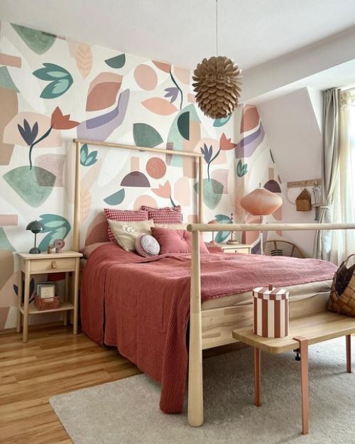 Линда снимает квартиру и далеко не все может поменять, серые стены она умудряется оживлять ее ярким декором. 02