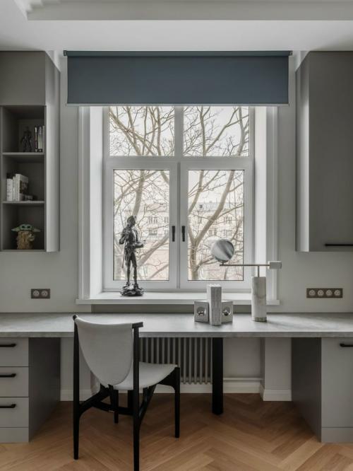 Квартира в доме рядом с МГУ получила новое звучание благодаря спокойной палитре дымчатых оттенков и продуманной планировке. 07