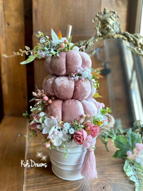 Дизайнеры интерьеров предлагают отойти от устоявшегося мнения и сделать своими руками интересный вариант тыквы из бархата. 02