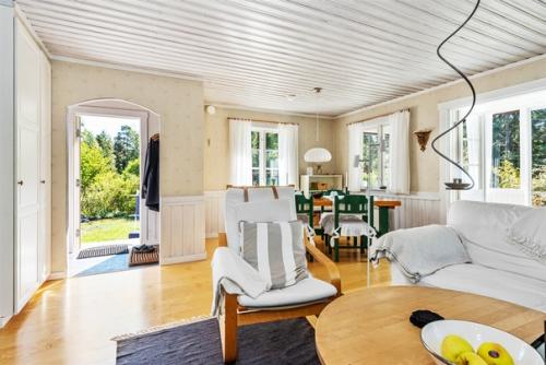 Небольшой загородный домик в традиционном для швеции красном цвете. 01