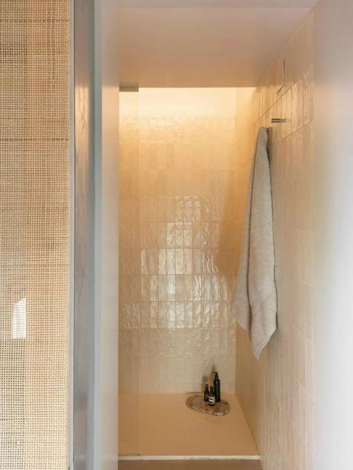 Старая квартира в Барселоне обрела новую жизнь в духе философии ваби - саби, где ценится красота несовершенного. 06