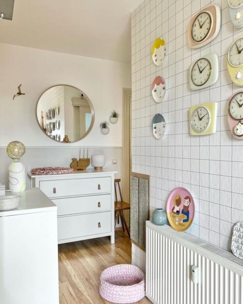 Линда снимает квартиру и далеко не все может поменять, серые стены она умудряется оживлять ее ярким декором. 04