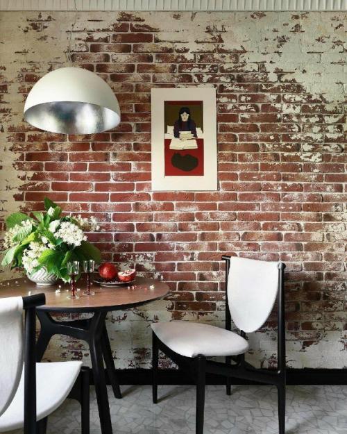 Интерьер компактной квартиры в историческом доме для молодой девушки.