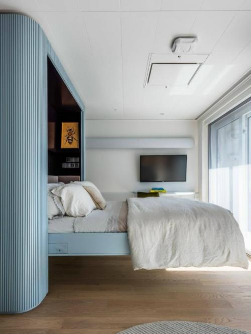 Эти яркие апартаменты расположены прямо на борту круизного лайнера и вдохновлены эстетикой морских судов середины XX века. 05