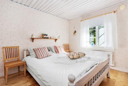 Небольшой загородный домик в традиционном для швеции красном цвете. 06