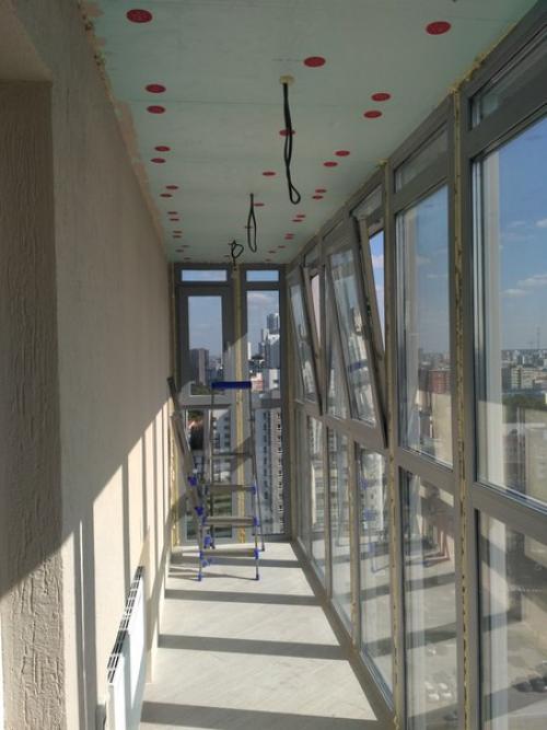 Сегодня мы на тянули потолки на лоджии. 02