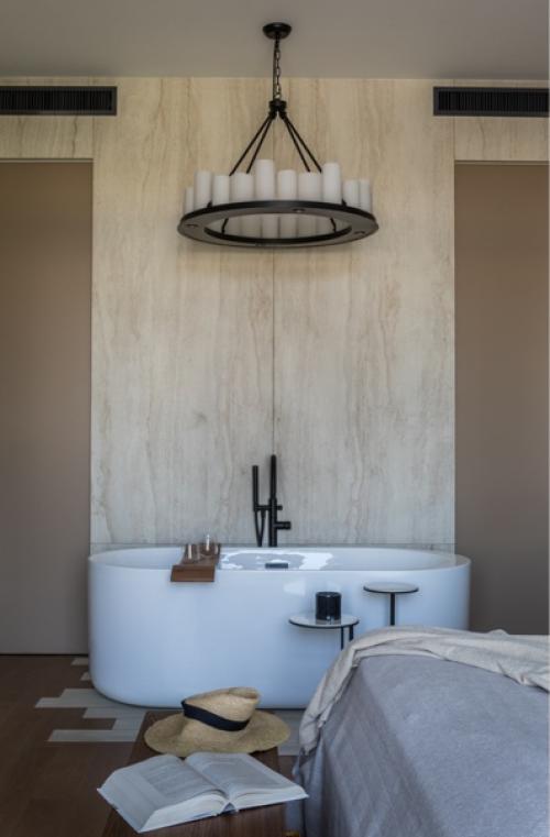 Дизайнеры Анастасия Рыкова и Анна Денисова создали спокойный интерьер на все времена, в котором традиционные решения приняли неожиданное прочтение. 01