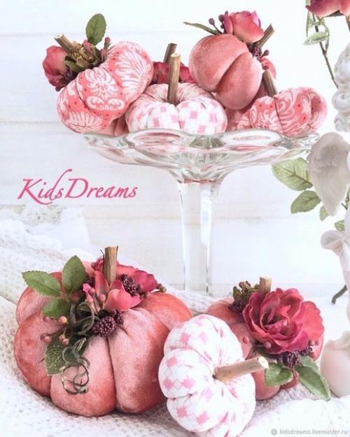 Дизайнеры интерьеров предлагают отойти от устоявшегося мнения и сделать своими руками интересный вариант тыквы из бархата. 05