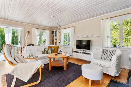 Небольшой загородный домик в традиционном для швеции красном цвете. 03