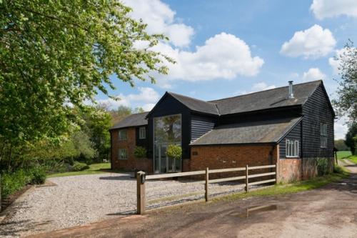 Когда-то амбары использовались исключительно для скота и хранения вещей, но в конце XX века их начали массово перестраивать под жилые дома. 02