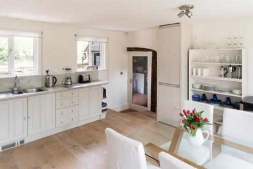 Когда-то амбары использовались исключительно для скота и хранения вещей, но в конце XX века их начали массово перестраивать под жилые дома. 07