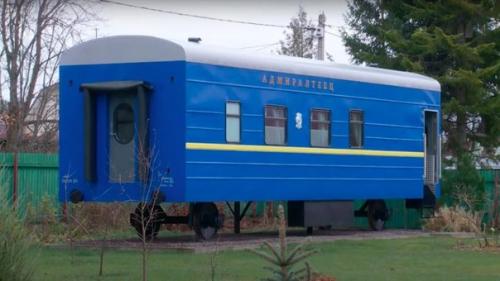 Домик - вагон в маленьком поселке. 03