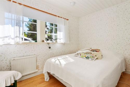 Небольшой загородный домик в традиционном для швеции красном цвете. 07